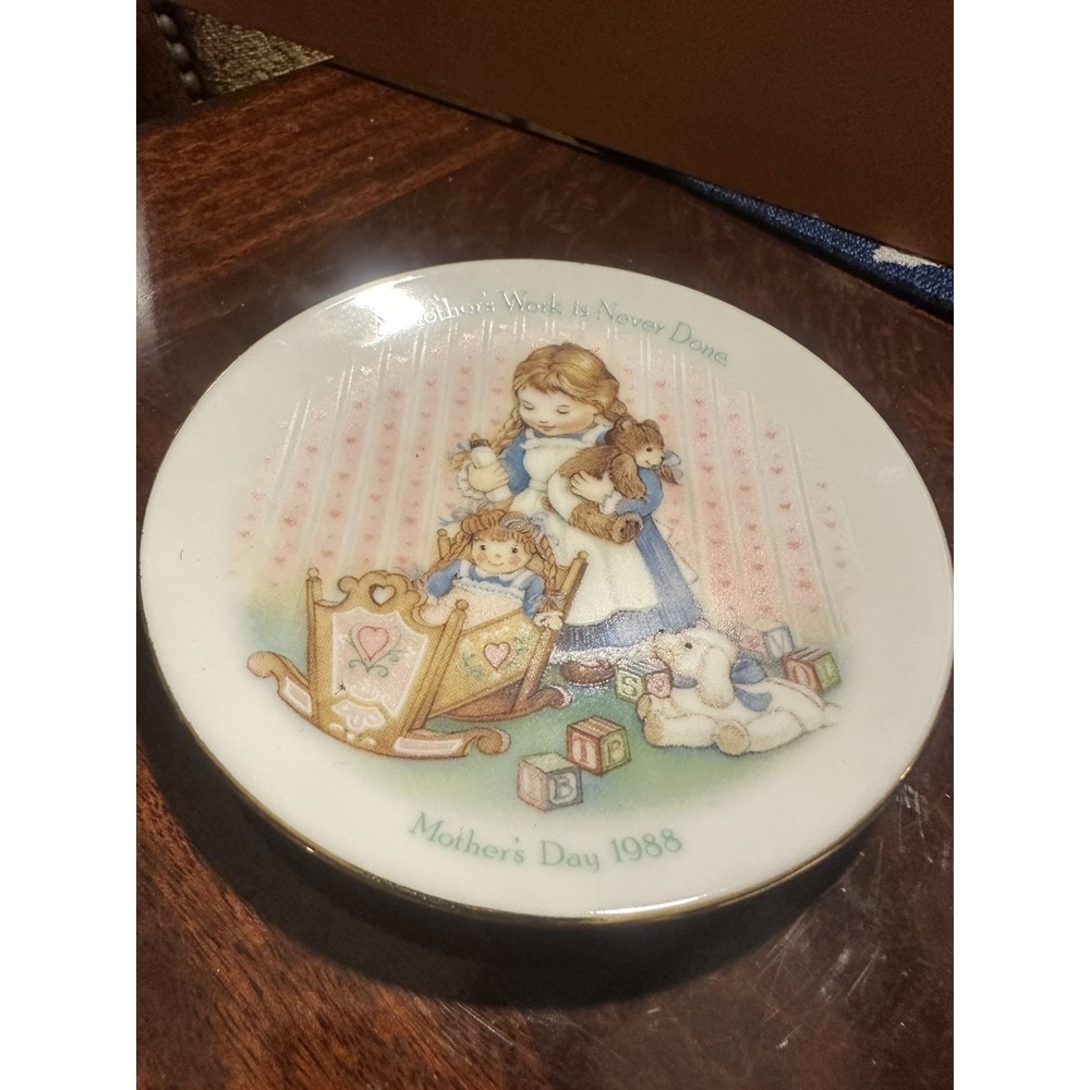 Avon 1988 Mother's Day Plate "A Mother's Work Is Never Done"
